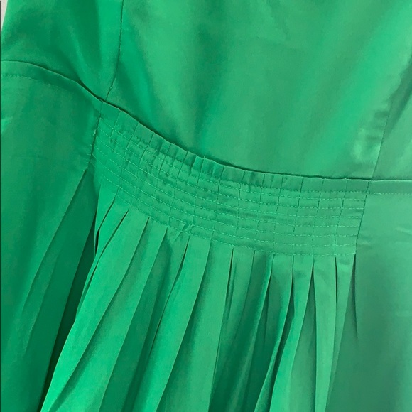 Green A-line dress with front pleats. - Picture 4 of 4